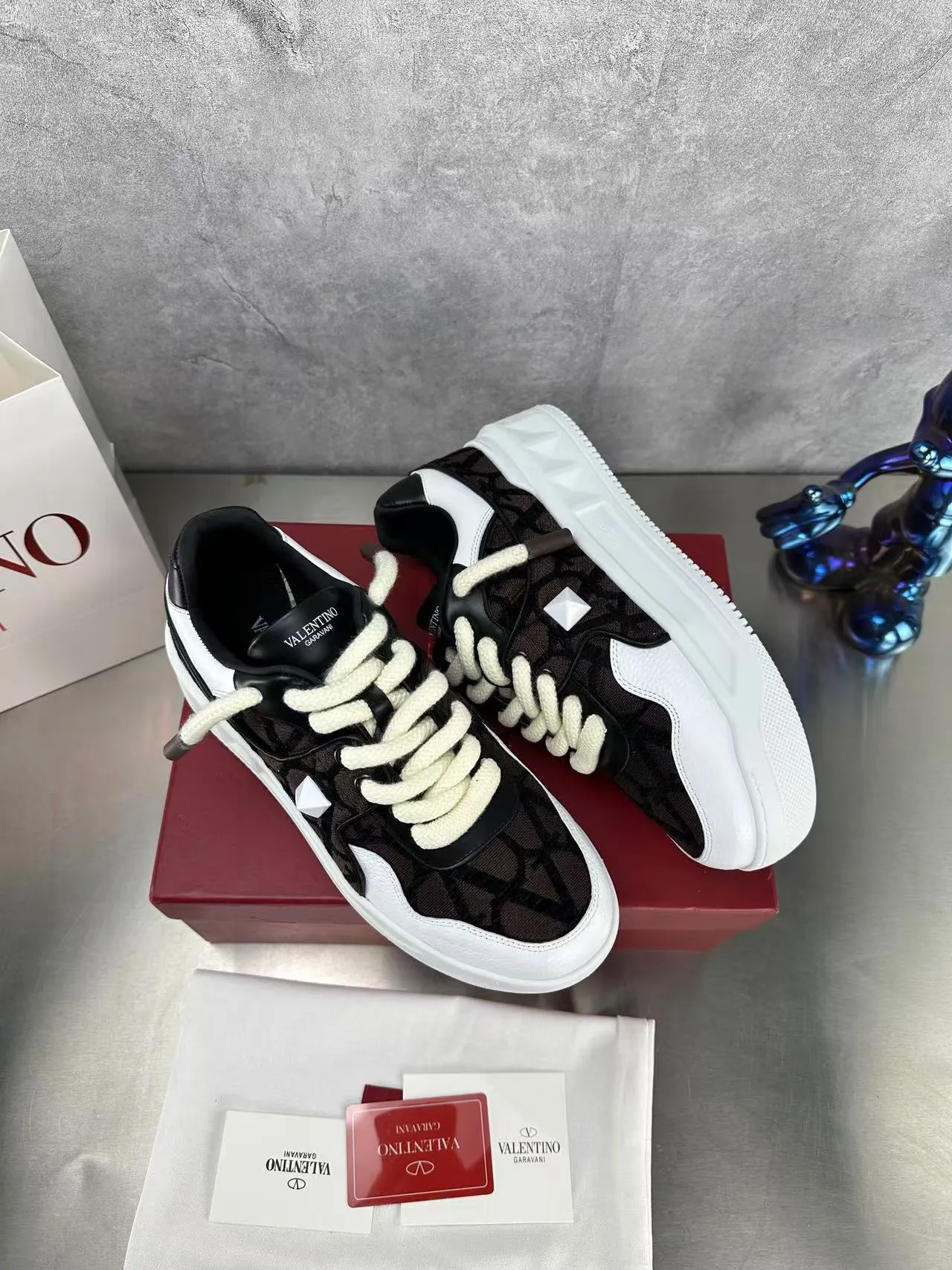 👟👟Ex-factory price 640👟👟 🔺Valentino🔺Valentino new casual shoes 2023 latest model hot style for catwalk couples, thick shoelaces, the same style as Elsa Hosk, Zhang Yixing, Guan Xiaotong and many other stars 🔥 Top version + lasting process, full oil edge on the upper. Fabric: Customized cowhide + cowhide lining with breathable mesh. Outsole: original molded TPU thickened outsole. Size for women is 35-40. Men’s size is 39-45.